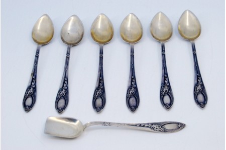  Conjunto de seis colheres de café em prata e cabos relevados envolvendo cartelas para monogramas.